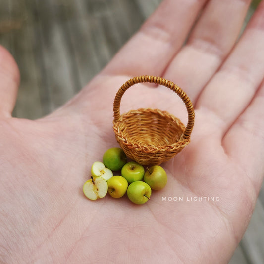 Basket of apples, loose