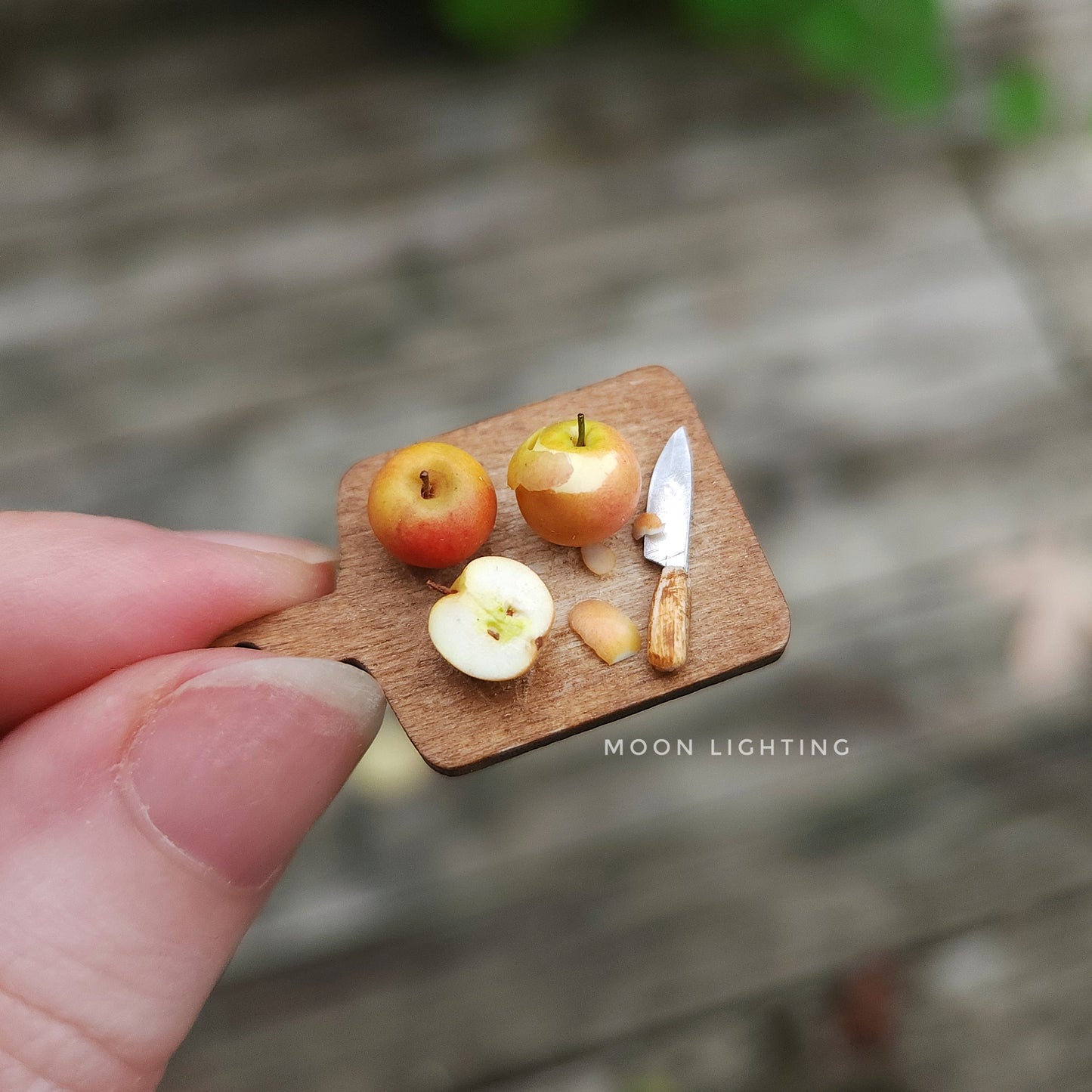 Miniature chopping board with apples