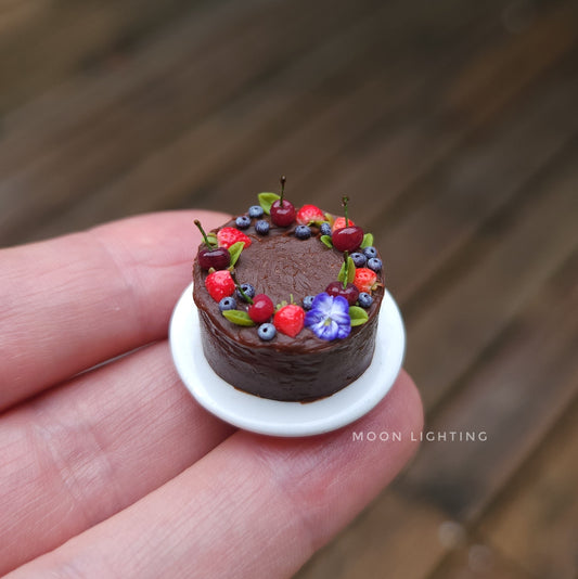 Chocolate cake with berries and pansy
