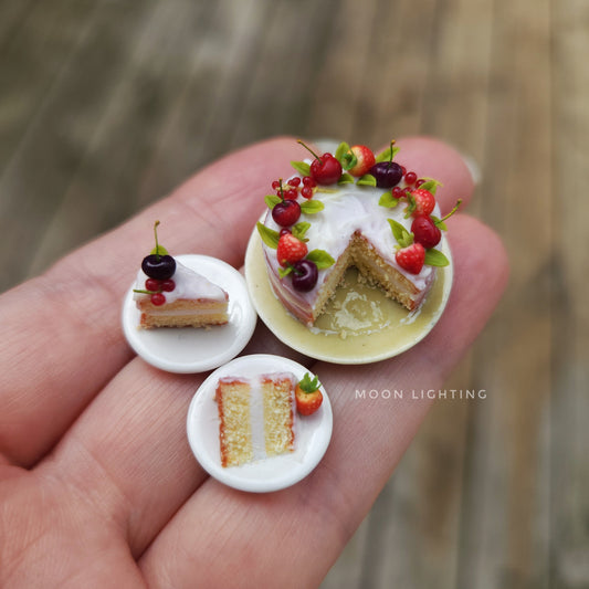 Berry cake with slices (green plate)