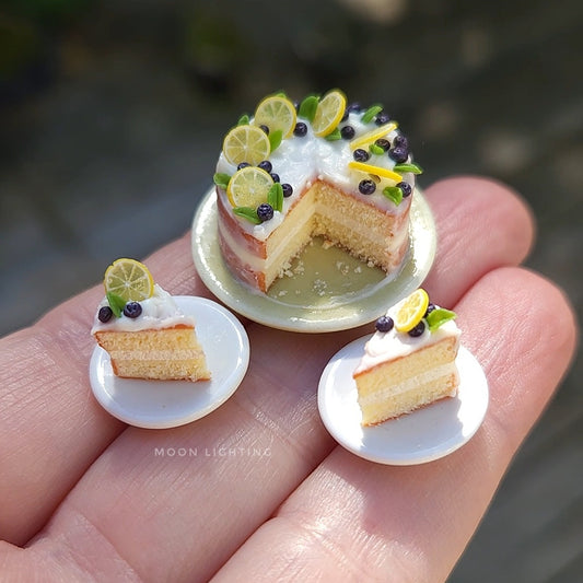 Lemon and blueberry cake with slices