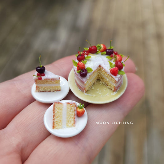 Berry cake with slices (green plate)